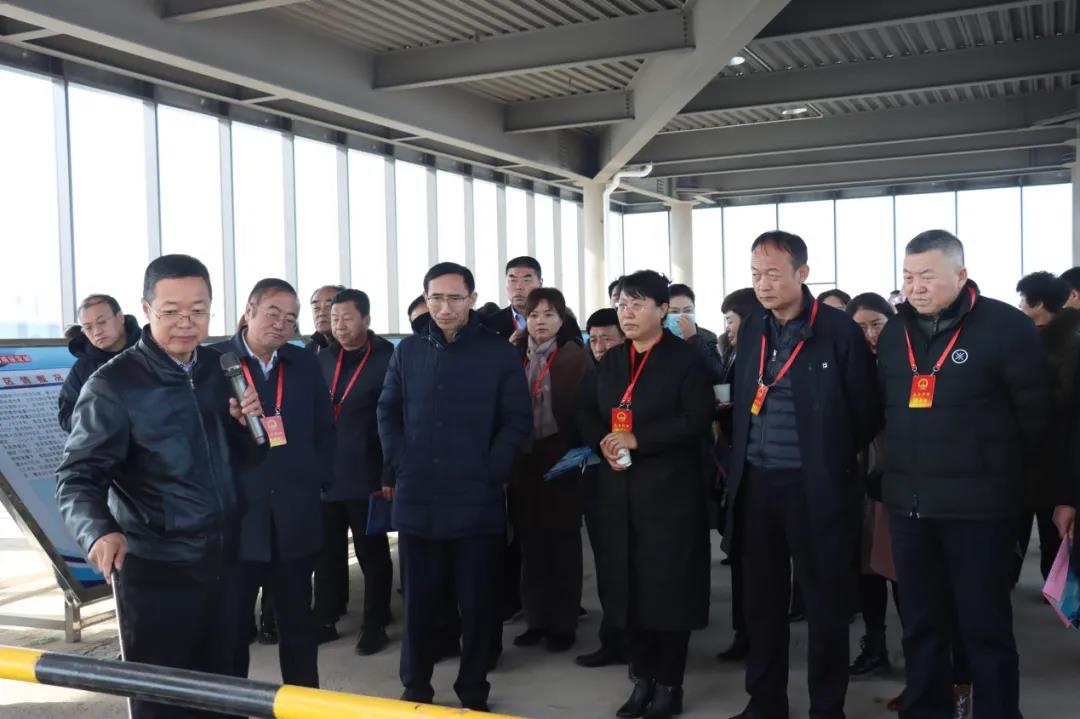 在榆省、市、區(qū)人大代表視察體育小鎮(zhèn)項目