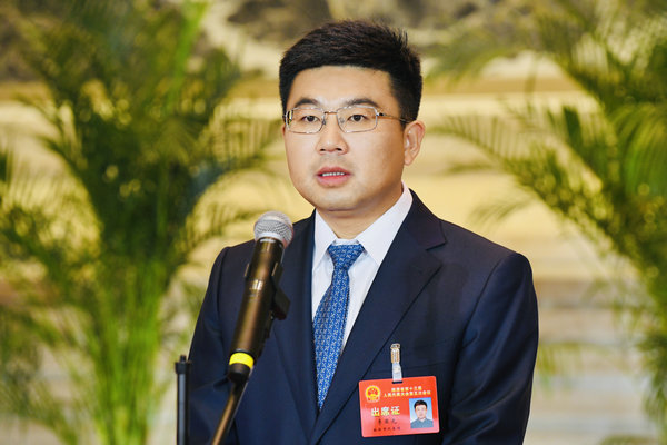 李亞光亮相“代表通道”